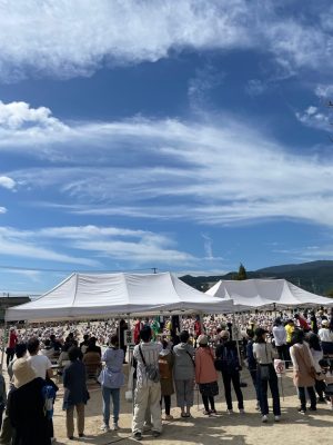 まだまだと坂の上の雲見つめ歩く