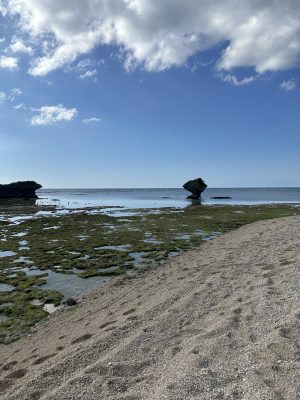 沖縄旅行1日目（1月の海で寝そべる）